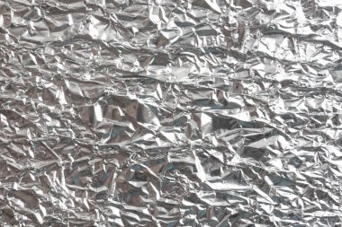 Gümüş kırışık folyo arka plan dokusu, buruşuk alüminyum folyo, soyut parlak arkaplan