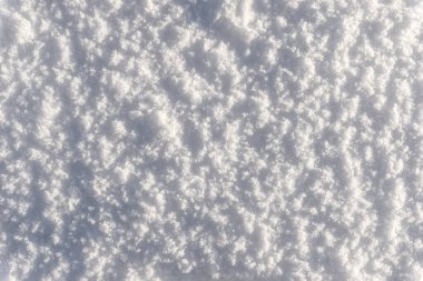 Güneşte parlayan beyaz kar dokusu, taze kar dokusunun arka planı