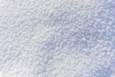 Güneşte parlayan beyaz kar dokusu, taze kar dokusunun arka planı