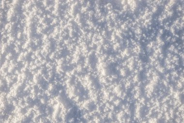 Güneşte parlayan beyaz kar dokusu, taze kar dokusunun arka planı