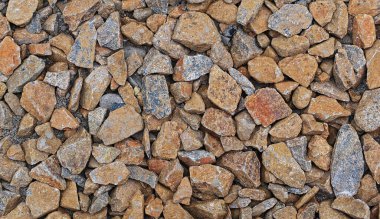 Kum arka planında çakıl taşları