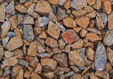 Kum arka planında çakıl taşları