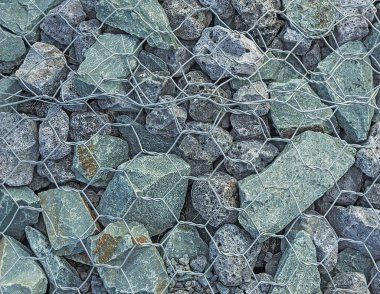 Metal bir ızgaradaki çakıl dokusu