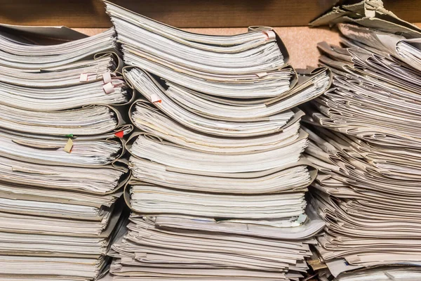 Oude Papieren Documenten Opgestapeld Het Archief Documenten Planken Van Archiefkamer — Stockfoto