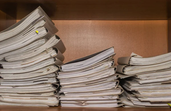 Oude Papieren Documenten Opgestapeld Het Archief Documenten Planken Van Archiefkamer — Stockfoto