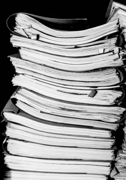 纸质文件堆放在档案中 档案室架子上的文件 抽屉里的办公室架子上堆满了文件 黑白照片 — 图库照片