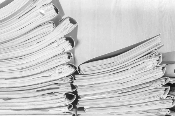 Belgeler arşivde duruyor. Belgeler arşiv odasının raflarında. Ofis rafları dosyalarla dolu dolapta. siyah beyaz fotoğraf