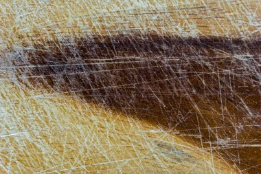 Eski ahşap tahta, arka planda çizikler, kahverengi kesim tahtası.