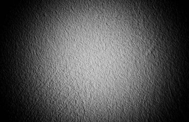 Koyu kenarlı beyaz beton duvar, parlak lekeli koyu alçı duvar, tasarımcılar için arka plan, siyah vignette ile beton duvar dokusu