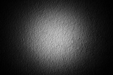 Koyu kenarlı beyaz beton duvar, parlak lekeli koyu alçı duvar, tasarımcılar için arka plan, siyah vignette ile beton duvar dokusu