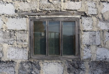 Beton bloklar arasındaki eski cam pencere, beton duvardaki kirli pencere