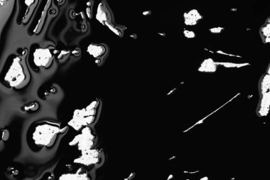 Beyaz arka plana siyah boya damlatıyor. Akan yakıt damlaları, damlalar ve izler