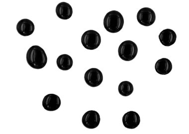 Beyaz arka plana siyah boya damlatıyor. Akan yakıt damlaları, damlalar ve izler