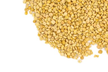 Beyaz arkaplanda izole edilmiş sarı bezelyeler