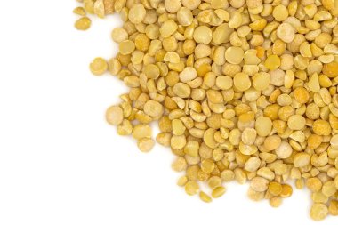 Beyaz arkaplanda izole edilmiş sarı bezelyeler