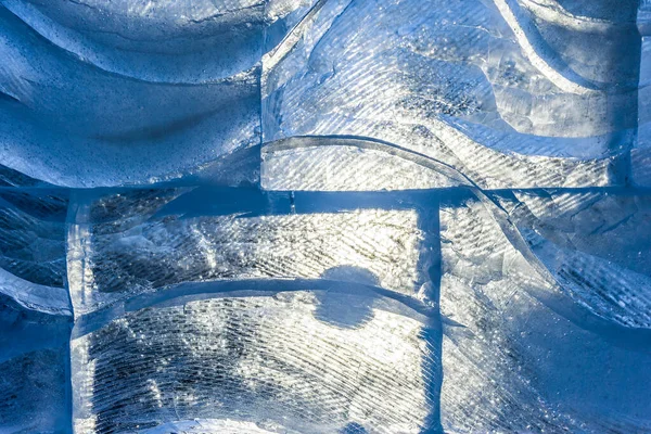 パターンと亀裂の背景を持つ青い氷のテクスチャ 氷の凍結リンク冬の背景 氷の表面のテクスチャ 日光の氷のブロックのテクスチャ 凍結水 — ストック写真