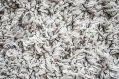 Beyaz yün doku arka plan, açık doğal koyun yünü, beyaz tüylü kürk dokusu, parça parça gri halı, gri halı