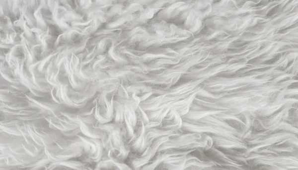 白いウールの質感の背景 綿のウール 白いフリース 軽い天然羊のウール 白いふわふわの毛皮の質感 白いおむつロングウールコート ベージュ色のカーペット クローズアップマクロ — ストック写真