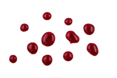 Kan damlası beyaz arka planda izole edilmiş. kırmızı boya damlaları