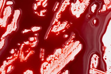 Beyaz arka planda kanlı sıçramalar ve damlalar. Damlayan ve takip eden kırmızı kan (boya)
