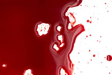 Beyaz arka planda kanlı sıçramalar ve damlalar. Damlayan ve takip eden kırmızı kan (boya)