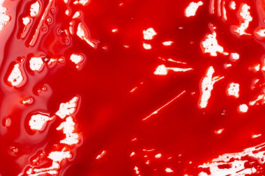 Beyaz arka planda kanlı sıçramalar ve damlalar. Damlayan ve takip eden kırmızı kan (boya)