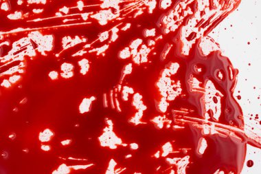 Beyaz arka planda kanlı sıçramalar ve damlalar. Damlayan ve takip eden kırmızı kan (boya)