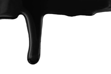 Beyaz arka plana siyah boya damlatıyor. Akan yakıt damlaları, damlalar ve izler.