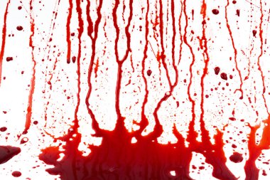 Beyaz arka planda izole edilmiş kan damlıyor. Akan kırmızı kan damlalar, damlalar ve izler