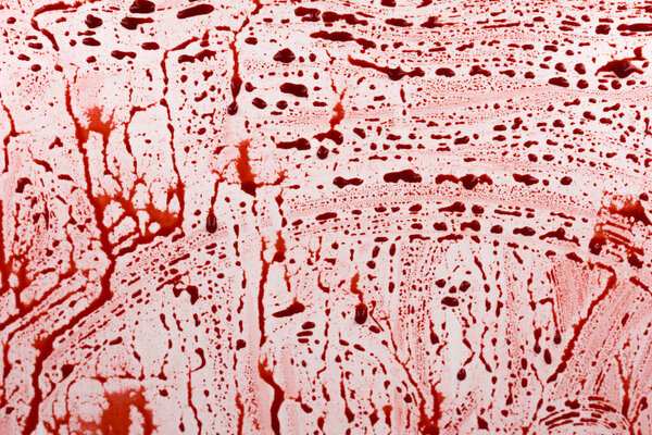 Кровавые брызги и капли на белом фоне. Капание и последующая красная кровь (краска)