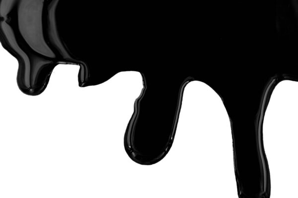 Капающая черная краска изолирована на белом фоне. Поток мазута брызги, капли и след.