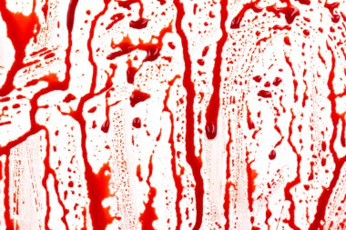 Beyaz arka planda izole edilmiş kan damlıyor. Akan kırmızı kan damlalar, damlalar ve izler