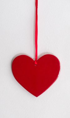 Beyaz duvarda kırmızı bir kalp