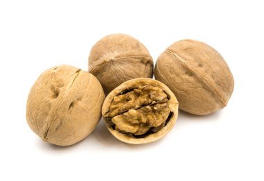 Beyaz arkaplanda izole edilmiş cevizler