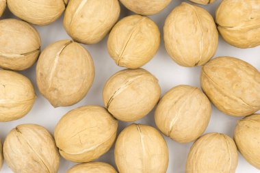 Beyaz arkaplanda izole edilmiş cevizler