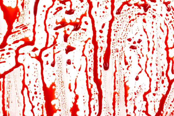 Beyaz arka planda izole edilmiş kan damlıyor. Akan kırmızı kan damlalar, damlalar ve izler