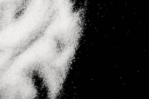 Verstreuter Zucker Auf Schwarzem Hintergrund — Stockfoto