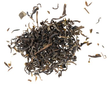 Kurumuş çay yaprakları beyaz arkaplan dokusunda izole.