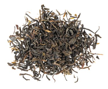 Kurumuş çay yaprakları beyaz arkaplan dokusunda izole.