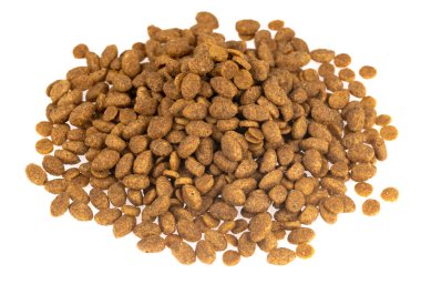Hayvanlar için yiyecek izole edilmiş beyaz arka plan. Kuru kedi ve köpek maması dokusu. Evcil hayvan yemeği arkaplanı kapat