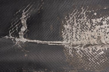 Deri ofis koltuğu arkaplan dokusunda yırtık siyah kumaş. eskimiş döşeme sandalyesi