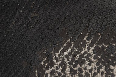 Deri ofis koltuğu arkaplan dokusunda yırtık siyah kumaş. eskimiş döşeme sandalyesi