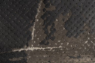 Deri ofis koltuğu arkaplan dokusunda yırtık siyah kumaş. eskimiş döşeme sandalyesi