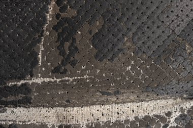 Deri ofis koltuğu arkaplan dokusunda yırtık siyah kumaş. eskimiş döşeme sandalyesi