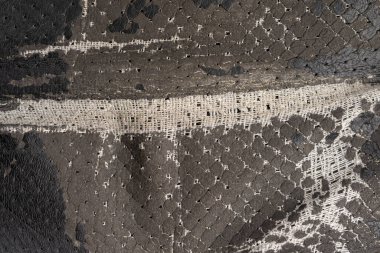 Deri ofis koltuğu arkaplan dokusunda yırtık siyah kumaş. eskimiş döşeme sandalyesi