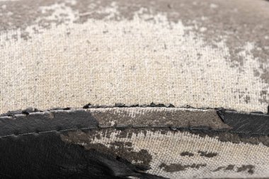 Deri ofis koltuğu arkaplan dokusunda yırtık siyah kumaş. eskimiş döşeme sandalyesi