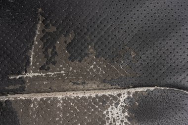 Deri ofis koltuğu arkaplan dokusunda yırtık siyah kumaş. eskimiş döşeme sandalyesi