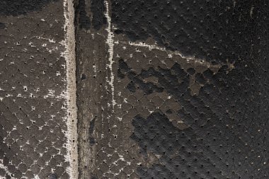 Deri ofis koltuğu arkaplan dokusunda yırtık siyah kumaş. eskimiş döşeme sandalyesi