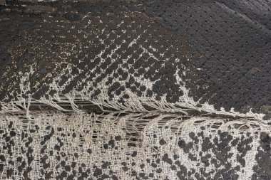 Deri ofis koltuğu arkaplan dokusunda yırtık siyah kumaş. eskimiş döşeme sandalyesi