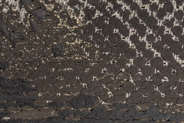 Deri ofis koltuğu arkaplan dokusunda yırtık siyah kumaş. eskimiş döşeme sandalyesi